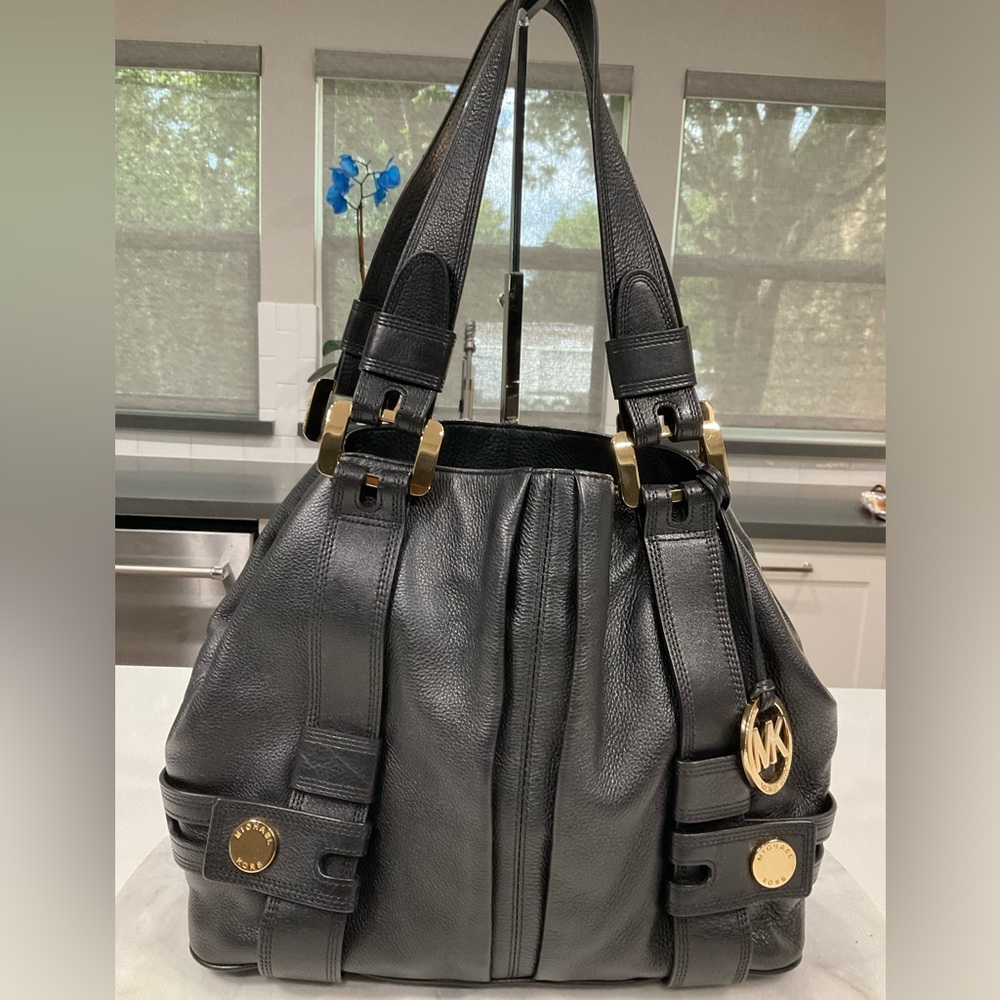Michael Kors EUC clean inside and out! Black pebbled leather.